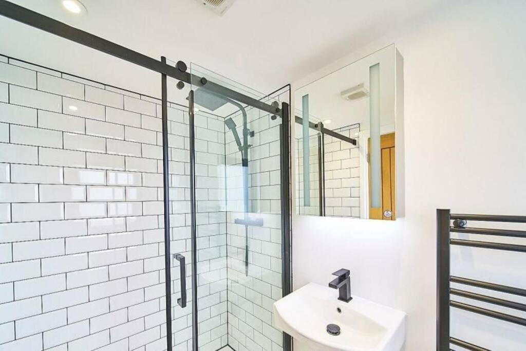 Spacious 4Br House, London, Sleeps 9, Parking Available Экстерьер фото