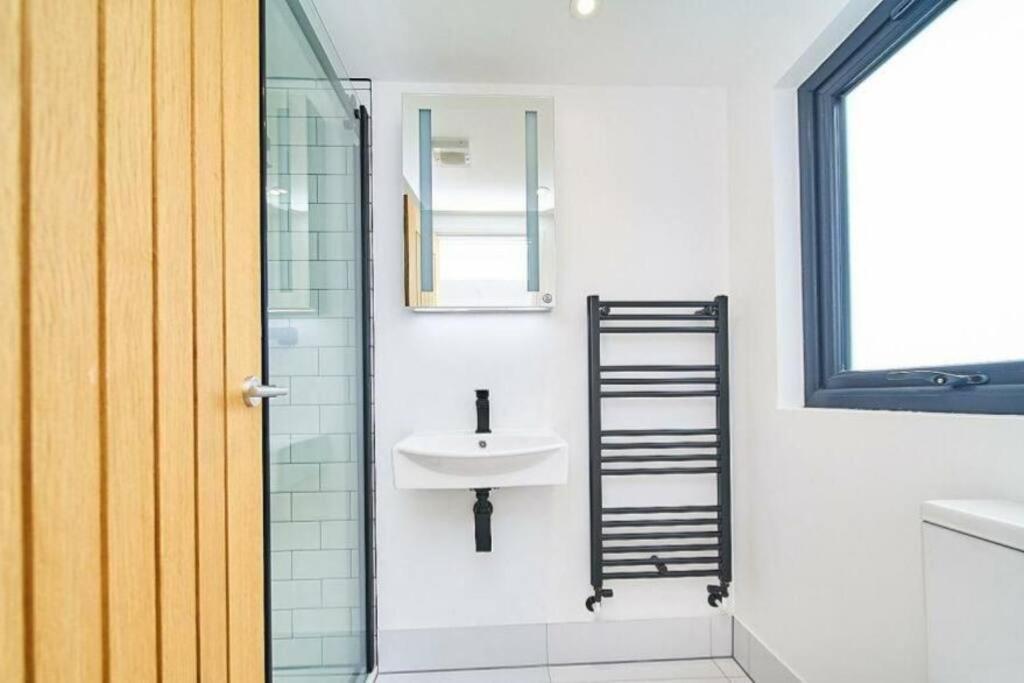 Spacious 4Br House, London, Sleeps 9, Parking Available Экстерьер фото