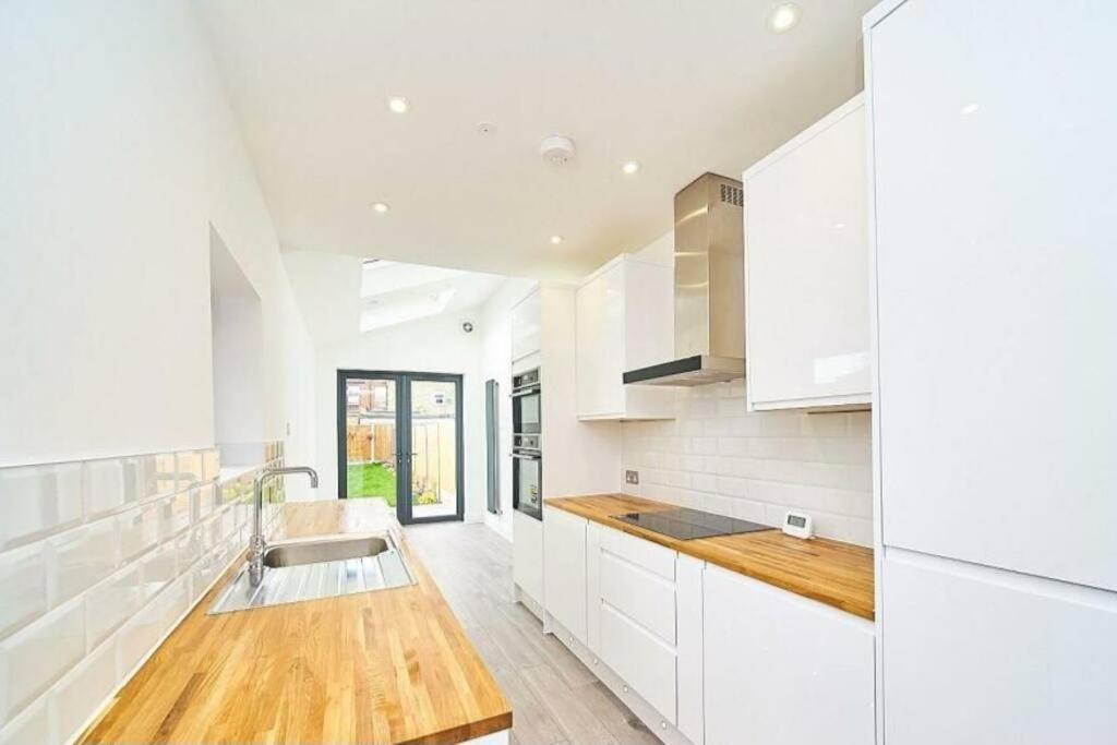 Spacious 4Br House, London, Sleeps 9, Parking Available Экстерьер фото