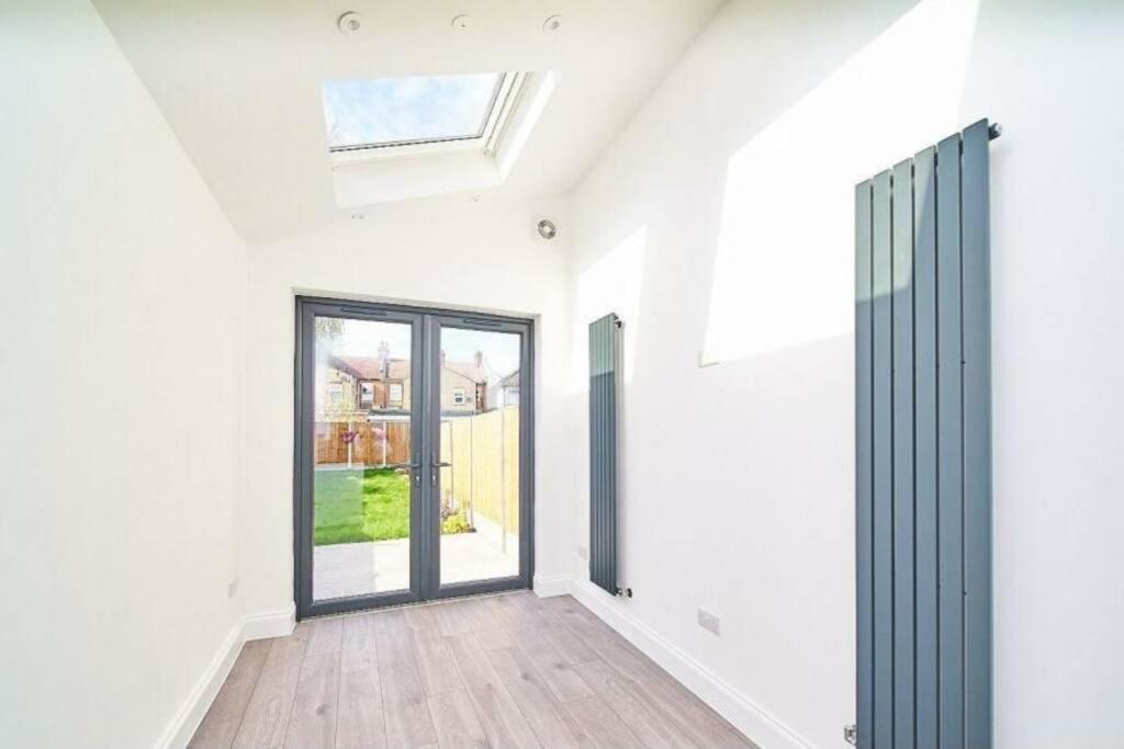 Spacious 4Br House, London, Sleeps 9, Parking Available Экстерьер фото