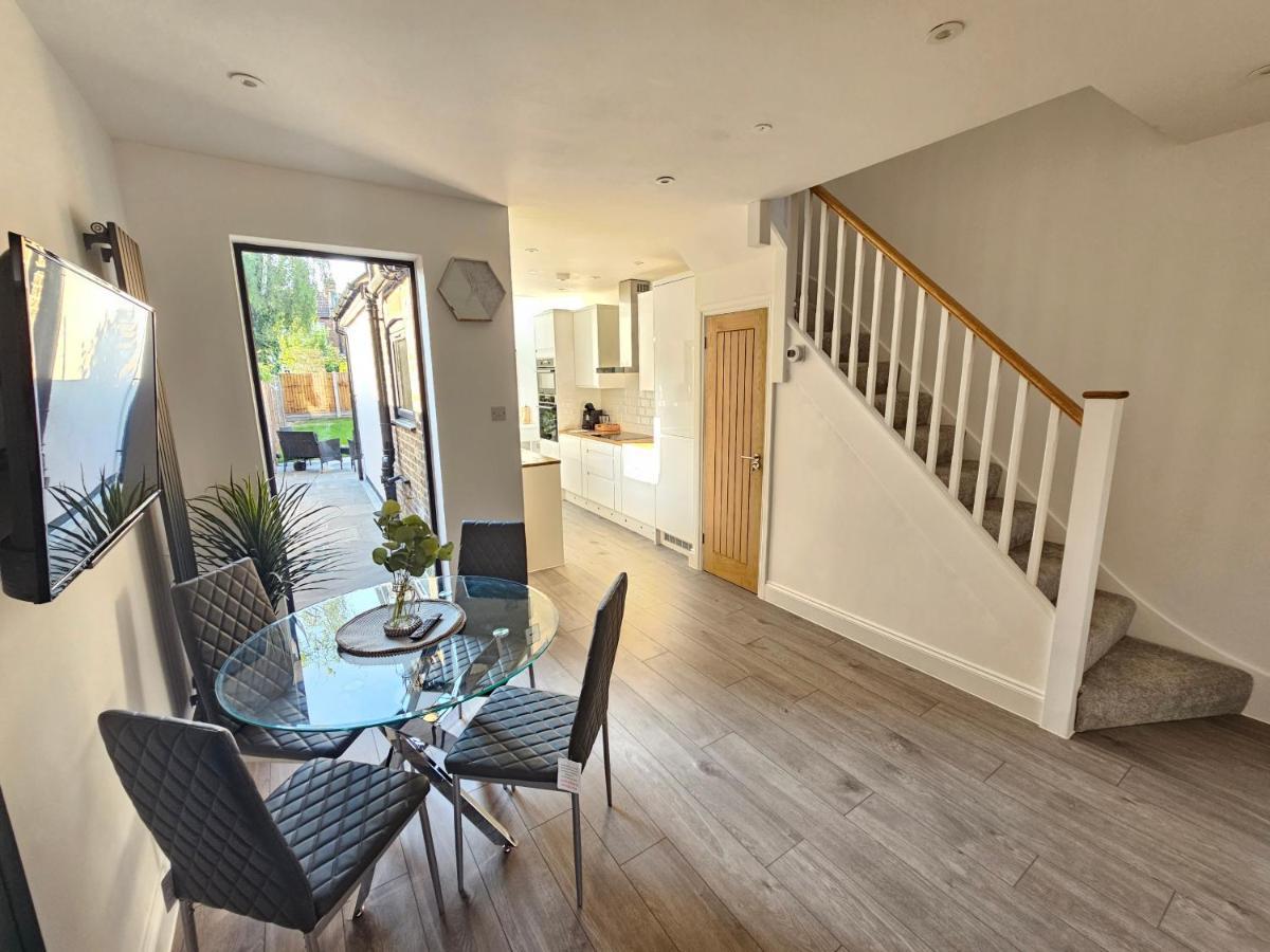 Spacious 4Br House, London, Sleeps 9, Parking Available Экстерьер фото